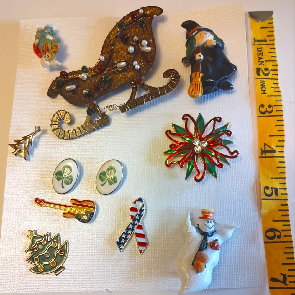 HOLIDAY Broochs/Pins